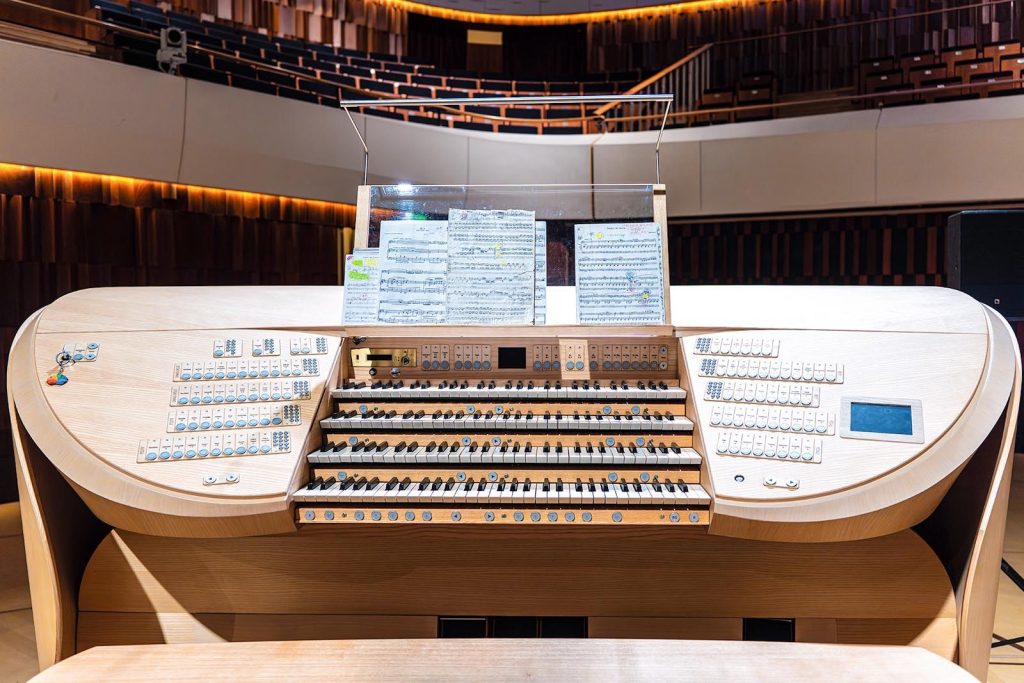 Об одном из самых больших органов в России из зала «Зарядье» рассказала его хранительница